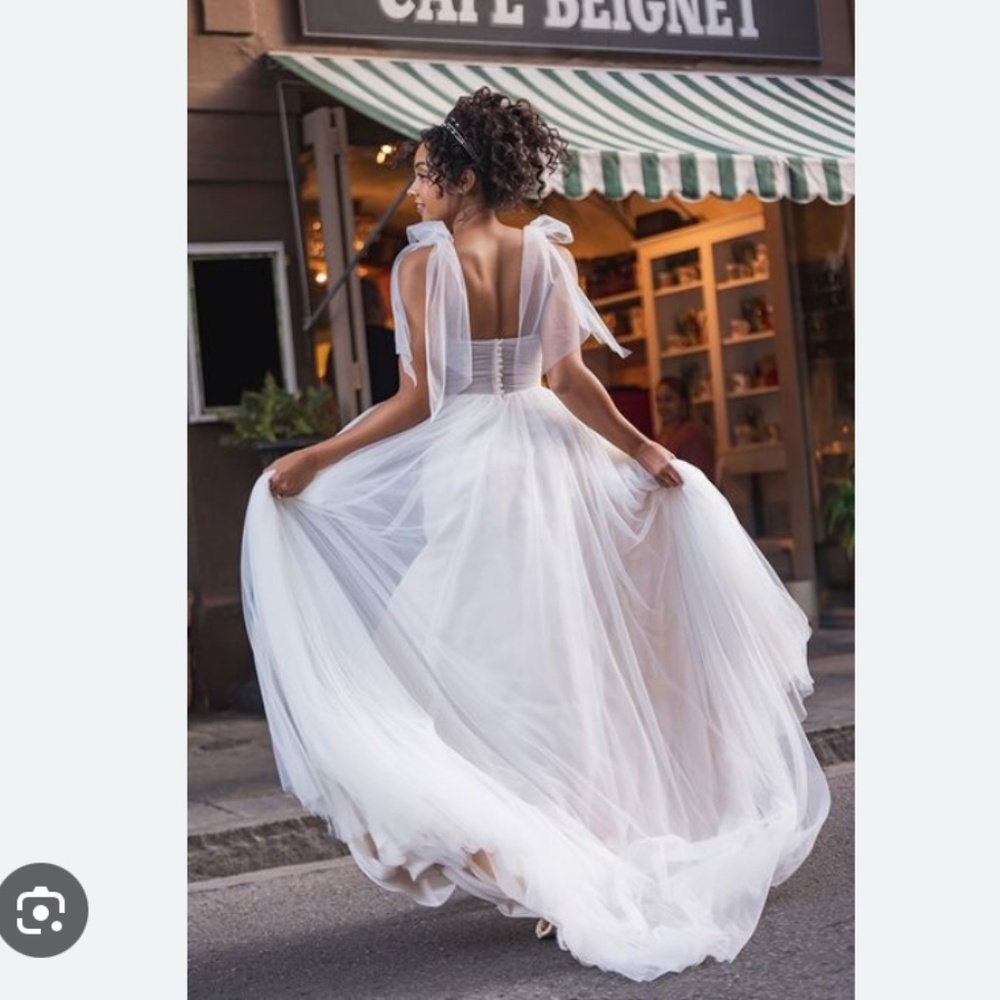 Elegant White Tulle Wedding Dress with Bow Shoulder Straps